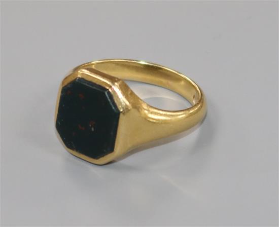 A George V 18ct gold and bloodstone octagonal signet ring, size Q.